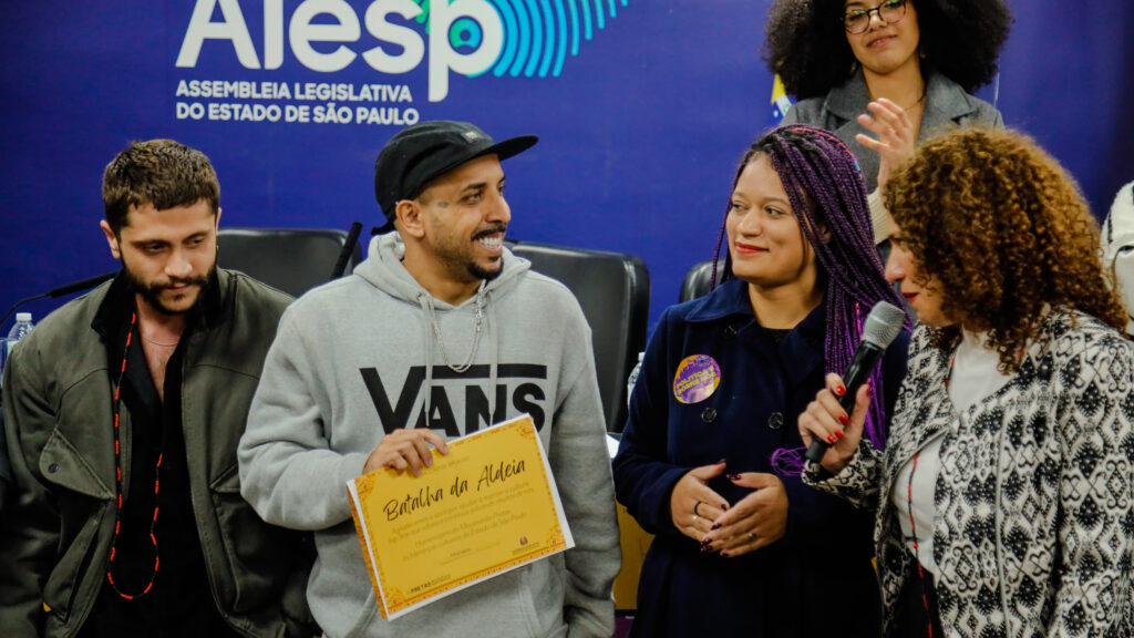 Batalha da Aldeia recebe homenagem da Assembleia Legislativa de São Paulo: A Batalha da Aldeia, maior organização de competição de rimas da América Latina, recebeu  uma honrosa homenagem da Assembleia Legislativa do Estado de São Paulo… dlvr.it/TCJN9q Fonte: <a href="/portalrnd/">RND</a>