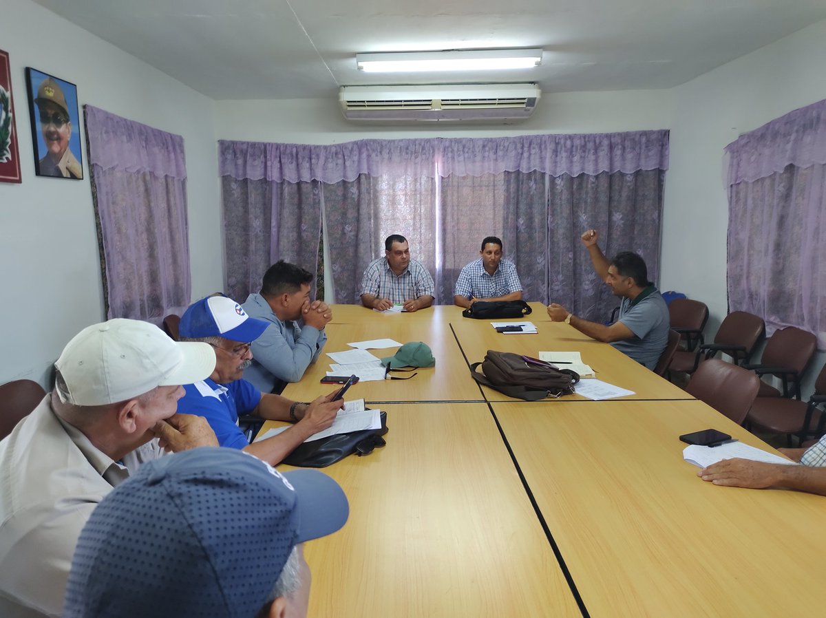 FelixDuarteOrte's tweet photo. En #CiegoDeAvila,  junto al delegado de la agricultura y el presidente de la Anap, evaluamos  los  indicadores económicos y productivos de las CPA Paquito González, Revolución de Octubre y la CCS Máximo Gómez, discutimos además el plan de siembra  campaña de frío.#AnapCuba https://t.co/riwdf7k4xl