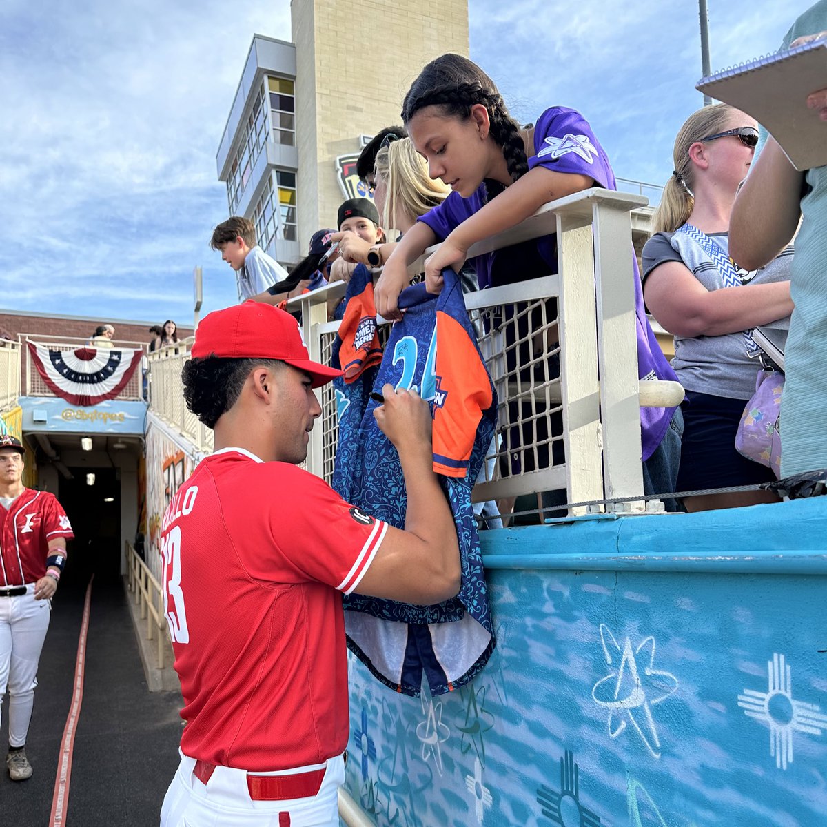 Mr. Mayor! Man of the people 🤝

#GoLobos