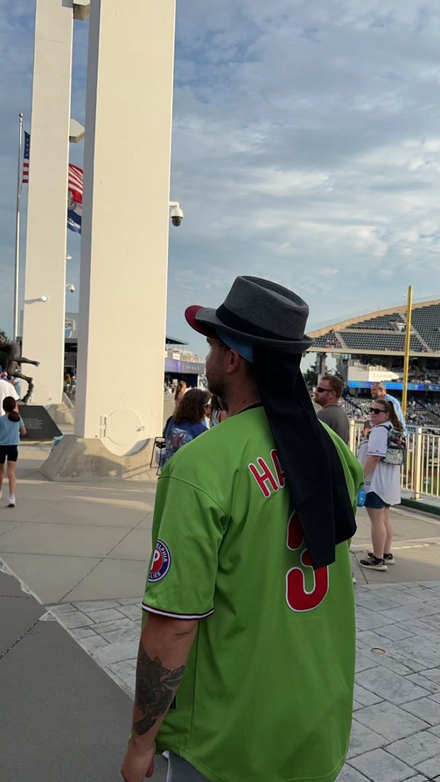 Pexosaurus's tweet photo. The guy at the store said that I’m the only one that could pull this off at Kauffman Stadium @ITYSL_memes @Phillies https://t.co/ygVjtrIJD6