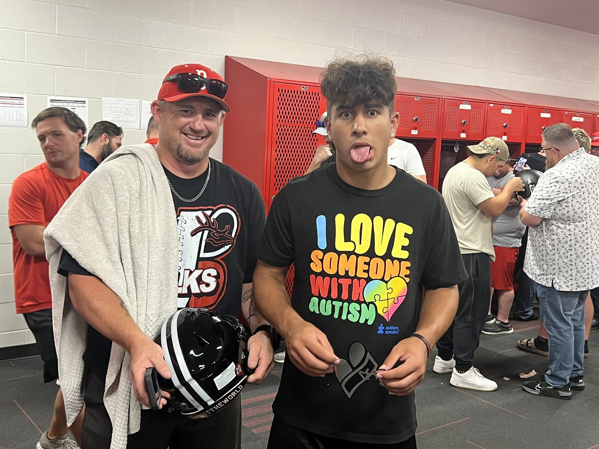 PTanner34's tweet photo. Earning your decals and being able to share that moment with your pops is priceless! #DecalsWithDads #GoElks https://t.co/tCY2rzTSqe