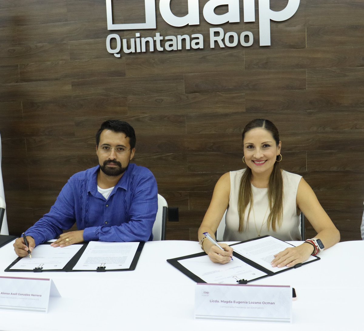 maklozano's tweet photo. Firma de convenio de colaboración entre el @IDAIPQRoo y el Centro Estatal de Evaluación y  Control de Confianza (C3).

#Portuderechoasaber 🔍
#transparenciaqueseve https://t.co/wHFkY7AsHh