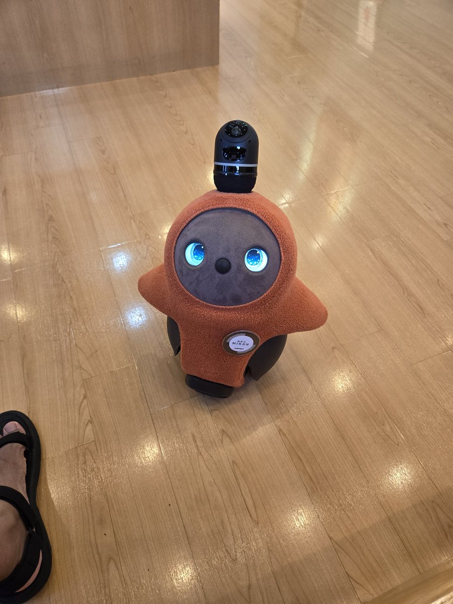MosCapeR's tweet photo. 病院に可愛らしいロボットおった
めっちゃ目合わしてくるし https://t.co/E8dhf9mxsm