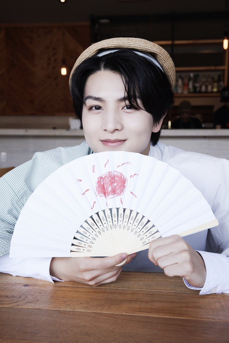 HaruCalendar's tweet image. #月刊ザテレビジョン 10月号🍋
発売中

誌面には掲載できなかった扇子の写真📷

ご購入はこちら
　☟
▼首都圏版
amzn.to/3SR5Zbz

#はるのれんさい
#柏木悠
#かき氷

#色数が多い
#クレヨンを
#用意したのですが
#赤のみ
#使用

#この絵の理由は
#誌面にて
📙📙📙📙📙📙📙📙📙