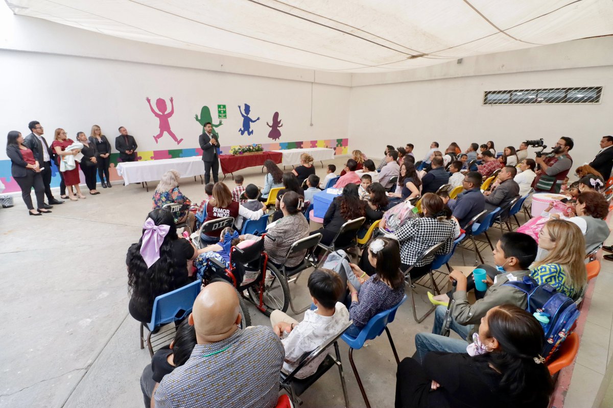 Adolfo_Cerqueda's tweet photo. Junto a algun@s integrantes del Cabildo y titulares del @GobNeza , nos fuimos de visita al #CASTI (albergue municipal de menores) del @DIF_NEZAA , por que nos tocó ser "padrinos" de uniformes, útiles escolares y un sin fin de artículos para todas y todos los pequeñitos que regresan a clases el próximo lunes.
Ver su alegría y hacerles olvidar un poco las complejidades de la vida, te llena de energía indescriptible.
#PorAmorANeza