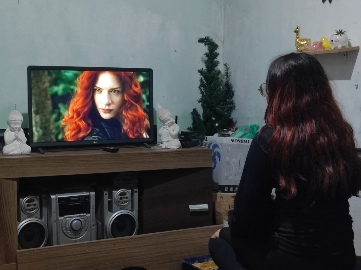 Bhee_Fhee's tweet photo. Quando a sua irmã mais nova está assistindo a saga crepúsculo pelo 1° vez 🫣 https://t.co/LOzhXbvpQp