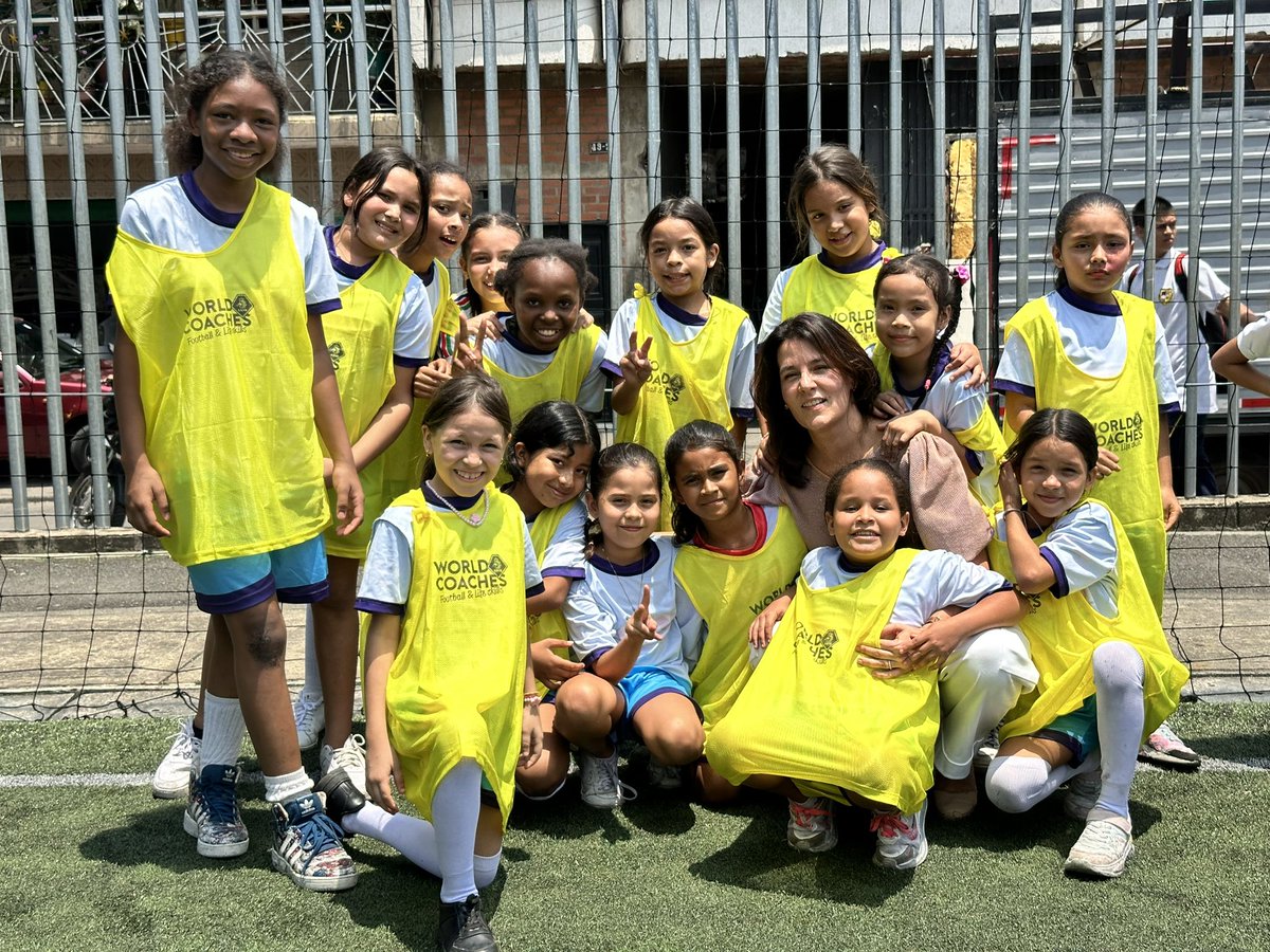 Además, conocieron metodologías en cancha que se trabajan para acortar la brecha de género en el fútbol y estrategias para la construcción paz, enfocadas en las oportunidades para las niñas, a través del deporte que las hace soñar: el fútbol.