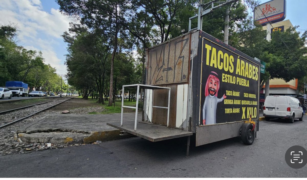 laisha0816's tweet photo. @LaSEMOVI @GAMenLinea @locatel_mx @SSPCMexico ,esta imposible el cruce de ferrocarril hidalgo y henry ford, por esta camión de comida que esta invadiendo un carril!! Por favor ayúdenos a retirarlo https://t.co/XbX7BuVJlH