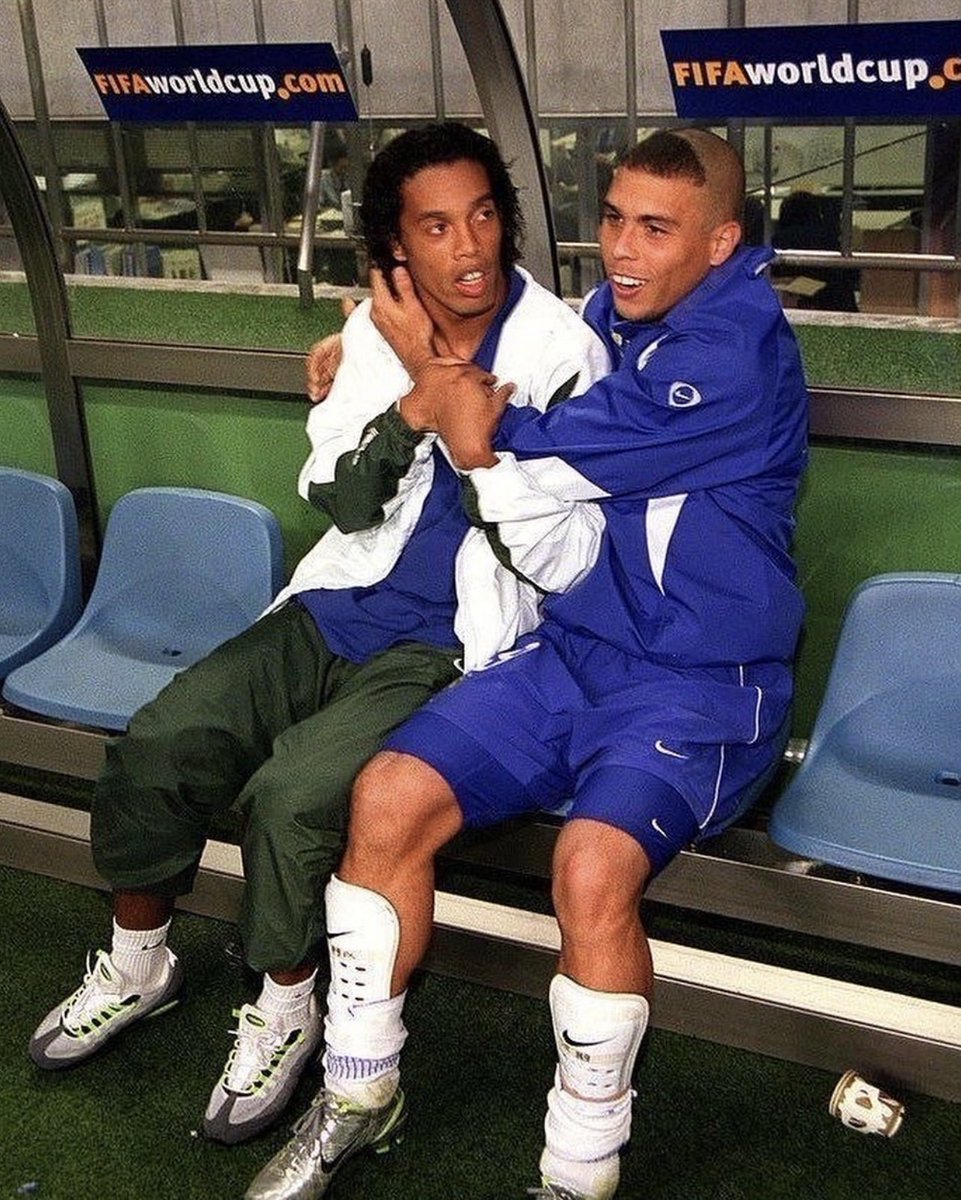 HardestFitPics's tweet photo. Ronaldinho in air max 95s with Ronaldo, 2002 https://t.co/HtaOWPLqua
