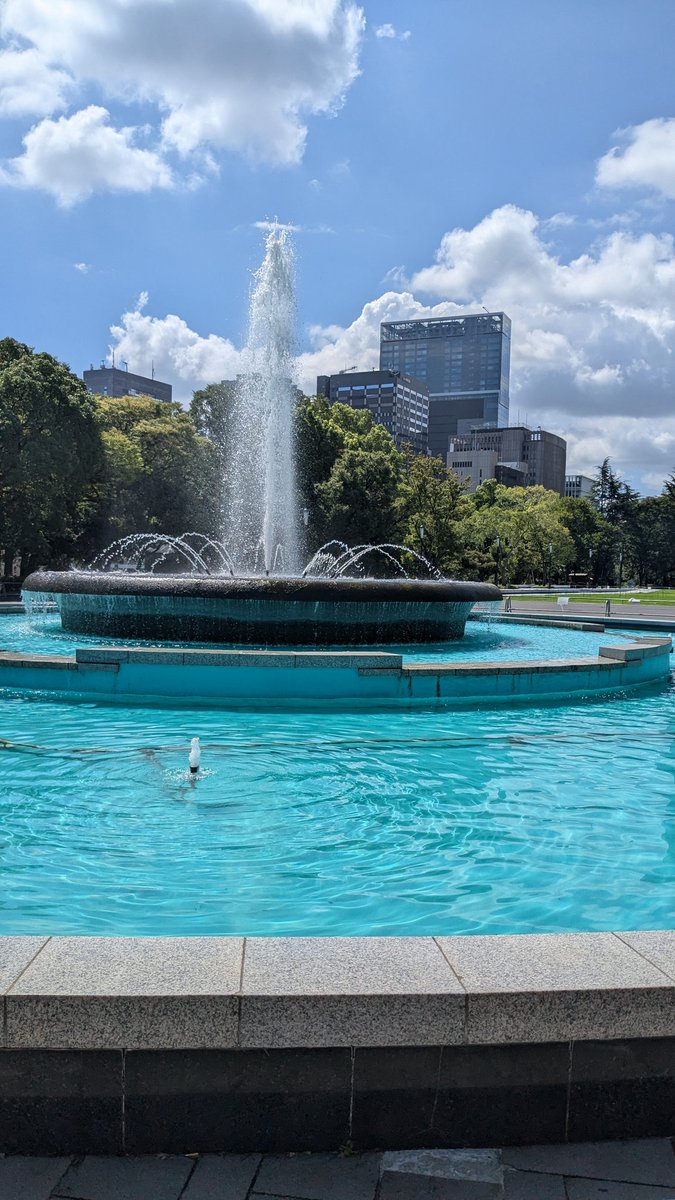 こんな8月の暑い日
大噴水だけは涼しさを提供してくれます

水盤の縁は「御影石」
このきれいな石も廃棄されるといいます
勿体ないでしょう？
#日比谷公園を壊さないで