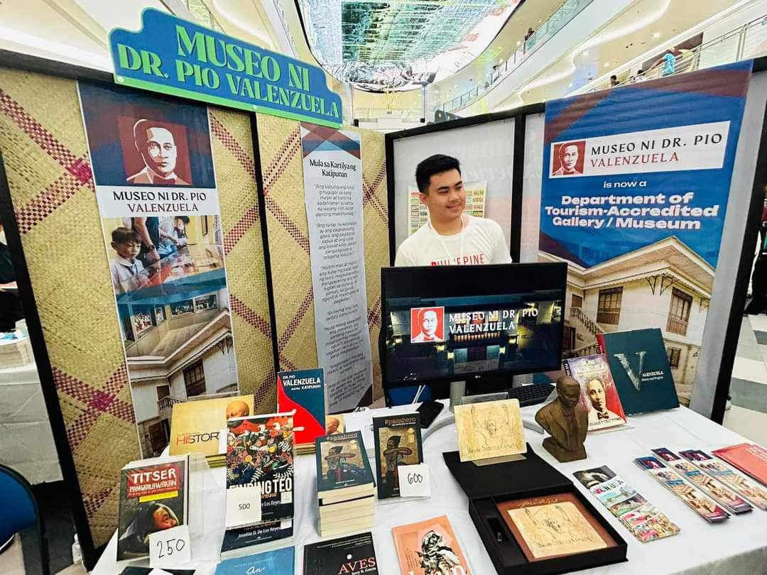 valenzuelacity's tweet photo. 𝗜𝗧'𝗦 𝗧𝗜𝗠𝗘 𝗧𝗢 𝗕𝗥𝗜𝗡𝗚 𝗛𝗜𝗦𝗧𝗢𝗥𝗬 𝗧𝗢 𝗘𝗫𝗣𝗘𝗥𝗜𝗘𝗡𝗖𝗘!
Check out the Museo ni Dr. Pio Valenzuela booth and learn more about our local hero at #HistoEx today at the Quantum Skyview, Gateway Mall 2, Araneta City, Quezon City!
#histoEx
#MakeItHistoric https://t.co/DGuKYwEjM1