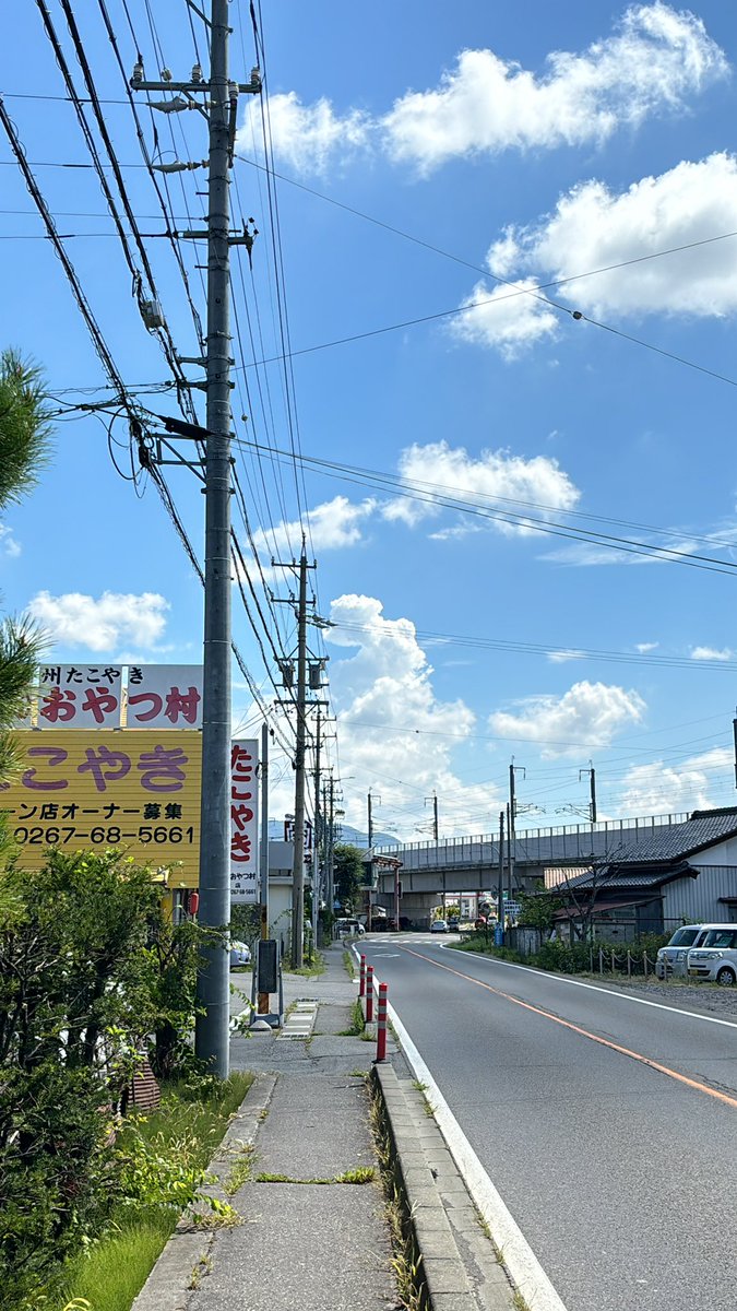 8月24日☀️
午前中から入道雲がもくもくと上がってます😅
こんな暑い日ですが、　#おやつ村　はいつも通り営業してますよ！
美味しい　#たこ焼き　をほうばって暑さを乗り切りましょう😄
営業時間は11時から19時まで🐙