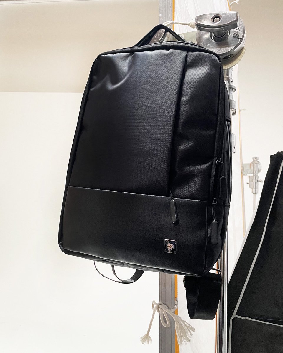 TrainerGear's tweet image. ⚙️BACK2SCHOOL⚙️GIVEAWAY⚙️ 

NOW TIL 8/31 12AM PT.

GIVING AWAY 10 BACKPACKS WITH USB 3.0 CHARGING PORT. 

LIKE/FOLLOW/RETWEET!  TRNRGEAR.COM