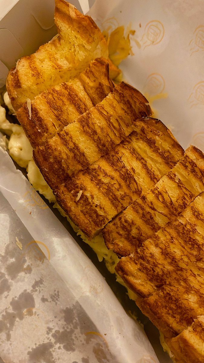 alienxmarss's tweet photo. 📍Bolu Bakar Tunggal

cabangnya udah banyak euy ini dimana2 aku milih ini karna sepertinya enak dibawa cemilan untuk perjalanan pulang dari bandung ke jakarta. https://t.co/5h5S5FiI0e