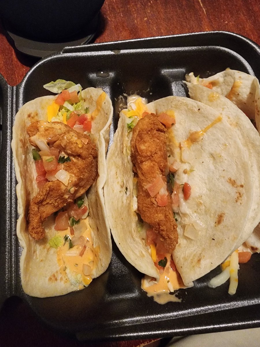 AntwionCooper's tweet photo. @Zaxbys yalls people are not consistent with your products.  In Murfreesboro TN the tenders were bigger, the pico was stacked, and it was BEAUTIFUL! But drive up 20 miles to a Nashville location and I get this! https://t.co/oovZW7g0TS