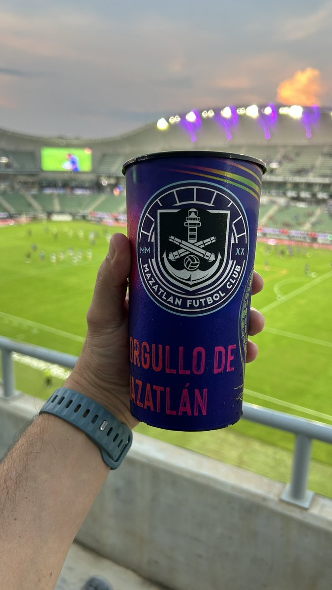 MonoBichi's tweet photo. @MazatlanFC Resulta que si quiero cerveza no tengo opción más que comprar el vaso oficial por $30 pesos, no hay desechables, incluso para el agua y refresco de los hijos me a fuerza necesito comprar vaso. Aficionado en C2. https://t.co/j6NfvtaB8N