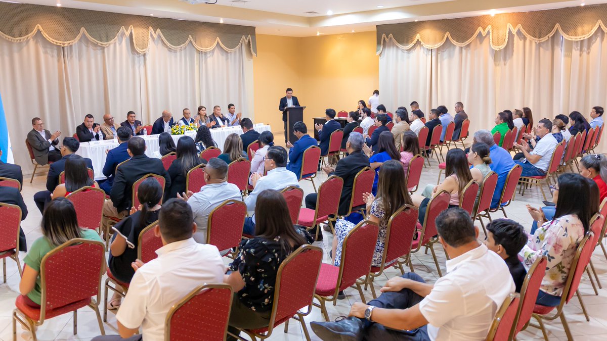 andrescastrohn's tweet photo. 👷🏽 Con orgullo presidimos jornada de juramentación de nuevos colegiados en el Colegio de Ingenieros Civiles de Honduras (CICH) en San Pedro Sula. Como Secretario General del #CICH, es un honor dar la bienvenida a estos profesionales que contribuirán al desarrollo de nuestro pais https://t.co/ILqOKkxoB6