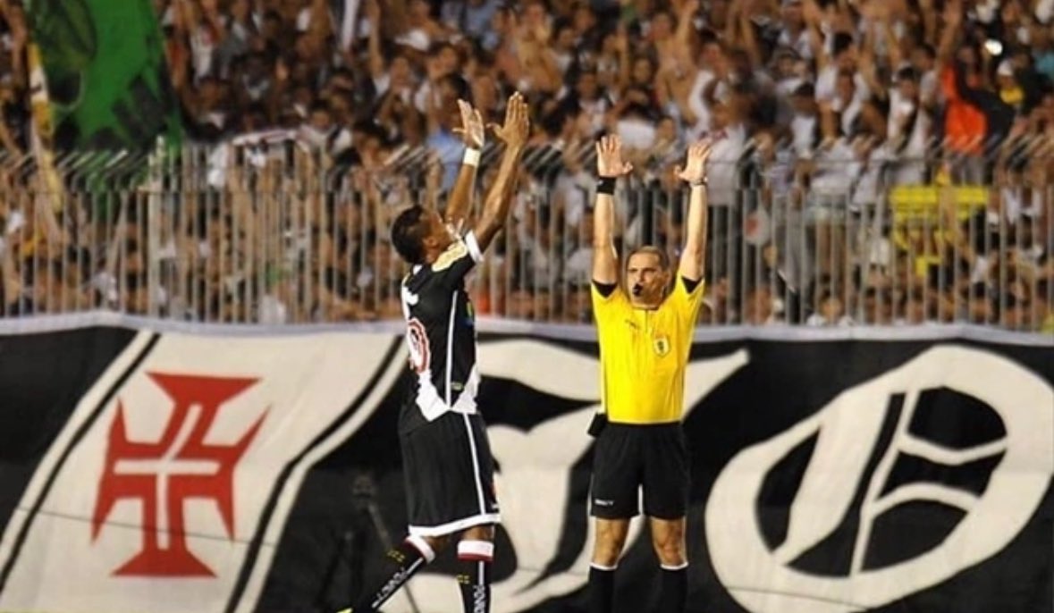 crvghistorico's tweet photo. Juizão encerrando o jogo!
Elton, autor do gol da classificação agradece aos céus junto com a explosão da torcida vascaína.

Vasco da Gama 1x1 Atlético Paranaense, e o time carioca classificado para as semifinais da Copa do Brasil de 2011. https://t.co/nhCYud9cPH