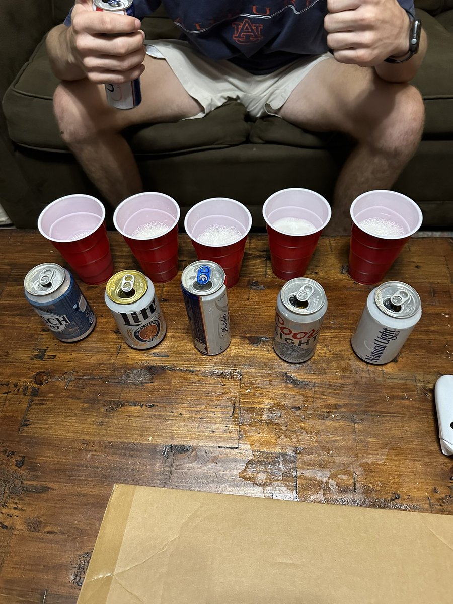 reggie_cleetus's tweet photo. Blindfolded beer challenge, results coming soon #fratfriday https://t.co/nyzQ2RSVkr