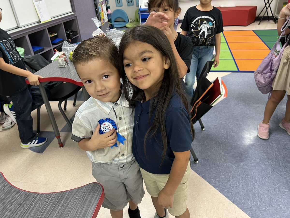 nadia_dlr's tweet photo. The most important lesson in Mrs. Olsenβs class? Be kind! #ExplorerExcellence https://t.co/0av3bHMQfg