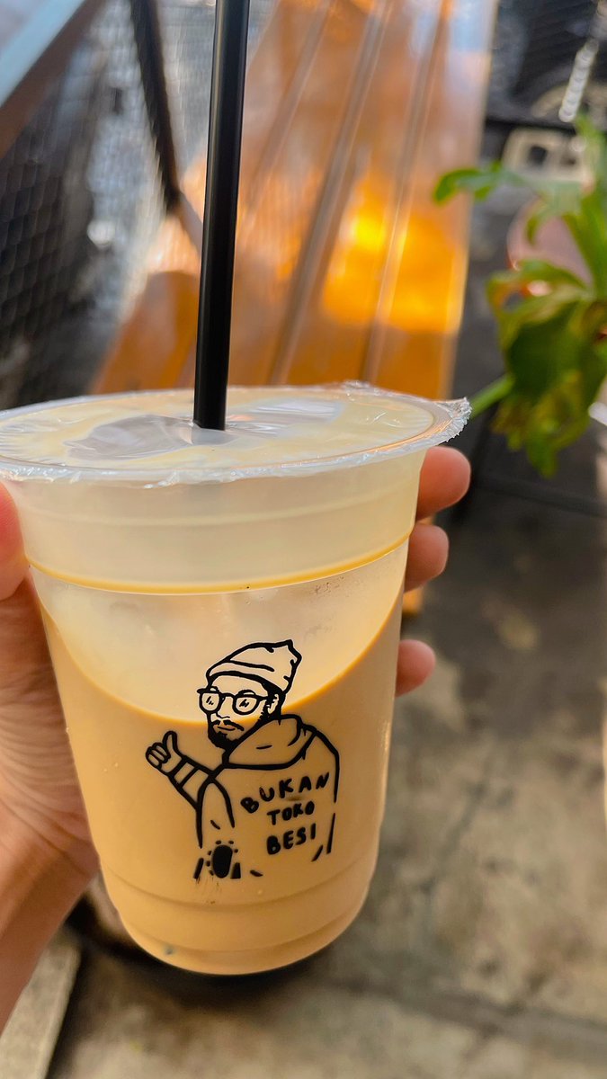 alienxmarss's tweet photo. 📍Makmur Jaya Coffee

bungkus kopi juga biar gak ngantuk di jalan pulang, agak ngerasa kopi makmur jaya ini mirip tuku. https://t.co/8a4Fs7w2md