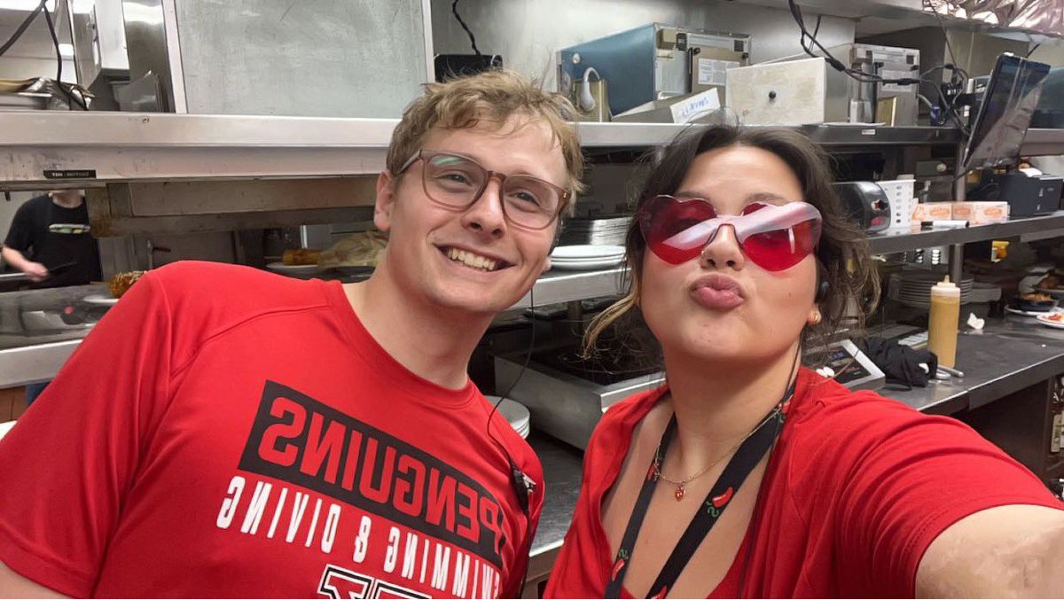 ruman_grace's tweet photo. love our chili’s family!! back to school spirit week, so fun! today was chili’s spirit (red) day. I love to see so many people participating and seeing new hires excited to join in on the fun! #chilislove this team❤️🌶️ @mamaanna94 https://t.co/geHIl1RMO4