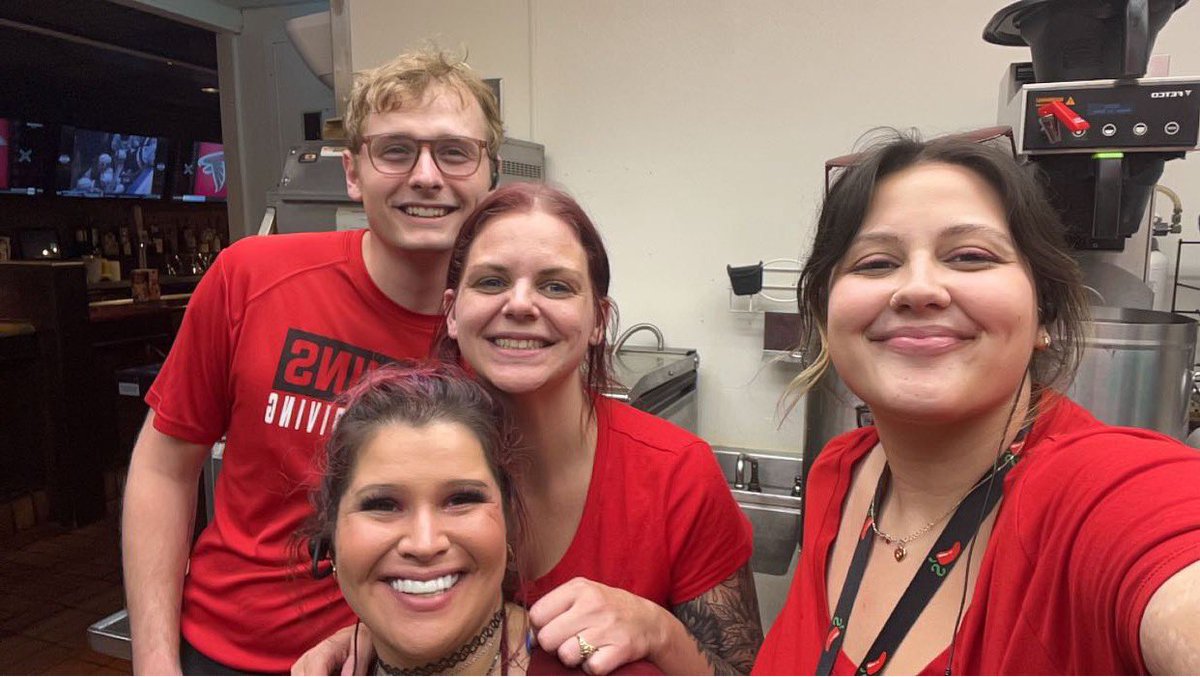 ruman_grace's tweet photo. love our chili’s family!! back to school spirit week, so fun! today was chili’s spirit (red) day. I love to see so many people participating and seeing new hires excited to join in on the fun! #chilislove this team❤️🌶️ @mamaanna94 https://t.co/geHIl1RMO4