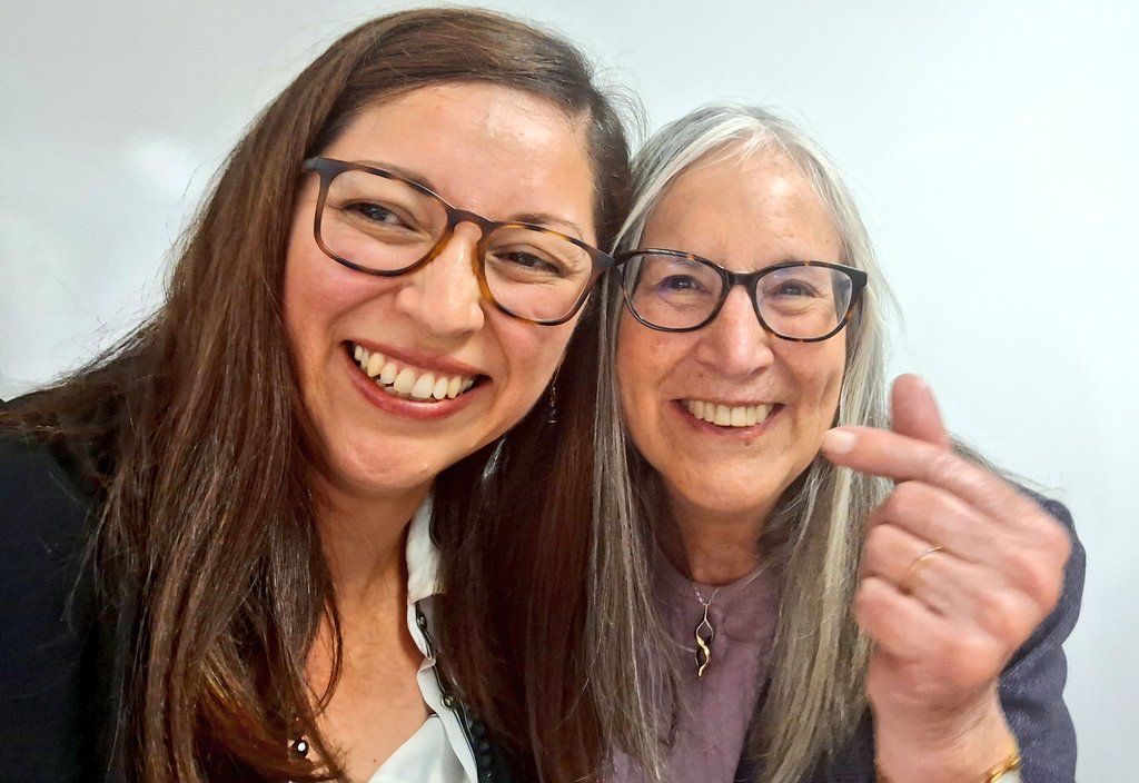 RocioAldP's tweet photo. Cosas #chidas de trabajar en la #UNAM: Que seas sinodal de un examen profesional, @FierroGossman este ahí, te diga que tus preguntas fueron buenas  y te deje tomarte una selfie.
Esa se sensación de empoderamiento que me dieron sus palabras me va a durar un rato😊 https://t.co/1UX6sbgT5E