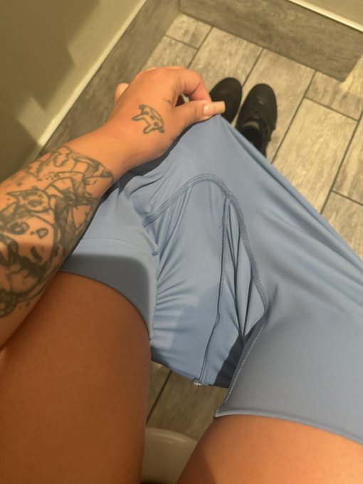 2 pic. Should i sell this jumpsuit w all my gym sweat? ? https://t.co/2MQPn6JduK
