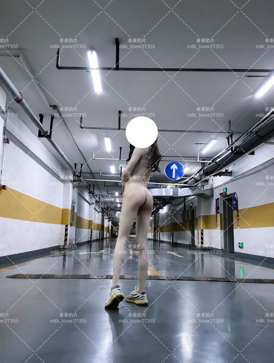 SuXing27355's tweet photo. 露出经历更新中！
晚上九点多去车库露出 已经没有工作人员值班了 只剩下维修工和少许车辆 计划是穿着情趣内衣随便拍拍照片 走了两圈后发现没人就很大胆的在中间拍了 拍着拍着一抬头就看到一个大叔走过来走过去的看我 瞬间就感觉内裤湿湿的 然后当着他的面脱丝袜脱衣服…

投稿@luchu888 https://t.co/DDmUlJdk1o