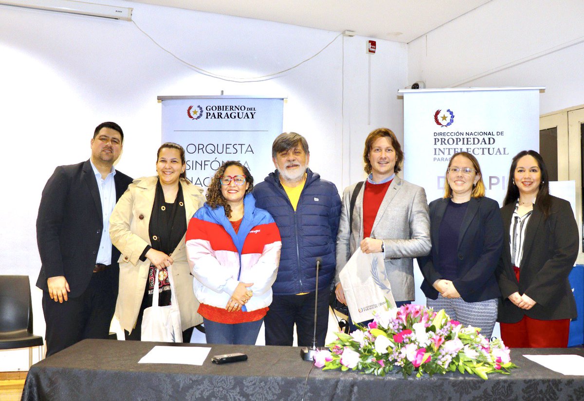 DINAPI) organizó, por el Día del Folklore y de la Guarania, un encuentro dirigido a los funcionarios de la institución, en el que se conjugaron historia y música para honrar la memoria del gran José Asunción Flores, el creador de este sublime género musical.