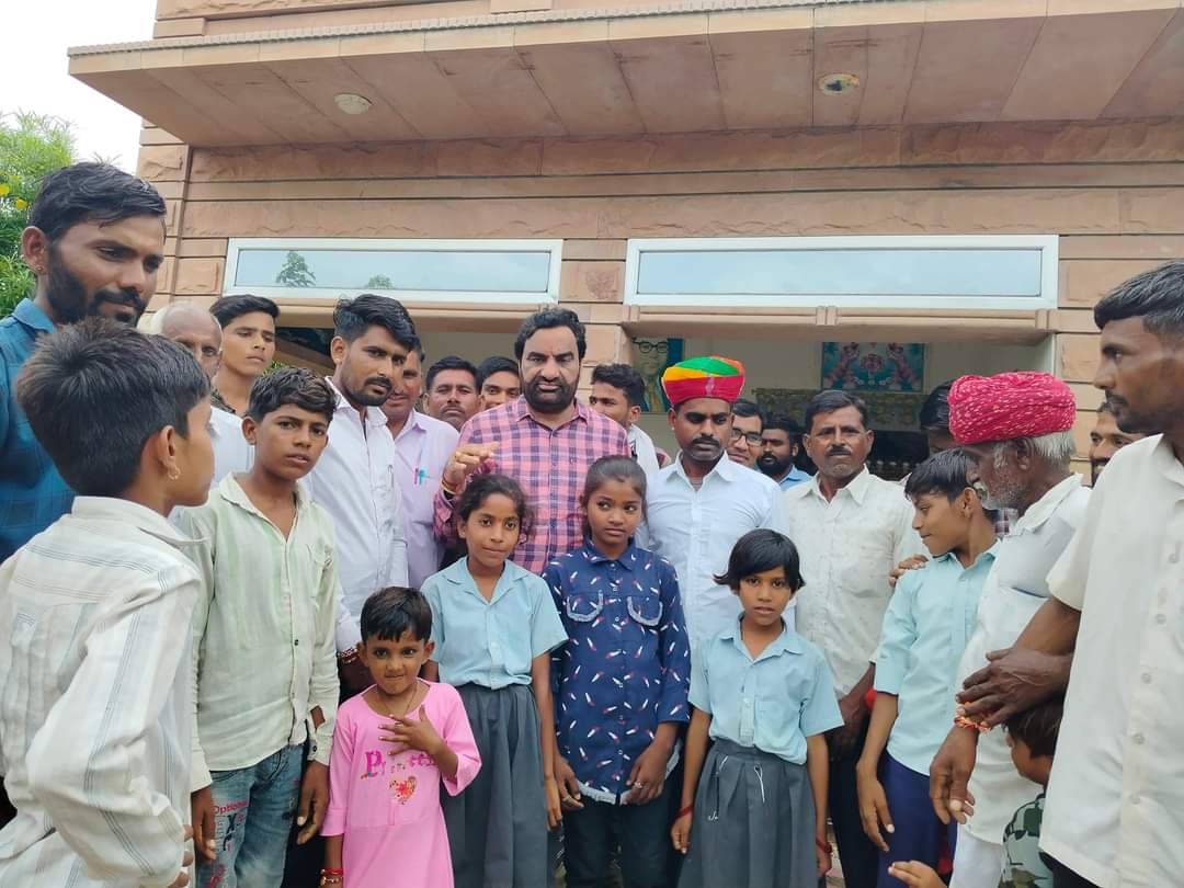 farmerbalkar's tweet photo. #Next_CM
खींवसर विधानसभा क्षेत्र के दांतीना ग्राम में खींवसर के पूर्व प्रधान व RLP से जिला परिषद सदस्य श्री पुनाराम मेघवाल के आवास पर स्थानीय लोगो ने व मेघवाल समाज ने स्वागत किया, इस अवसर पर जन -समस्याओं को भी सुना ! https://t.co/2mhgN7qsVX
