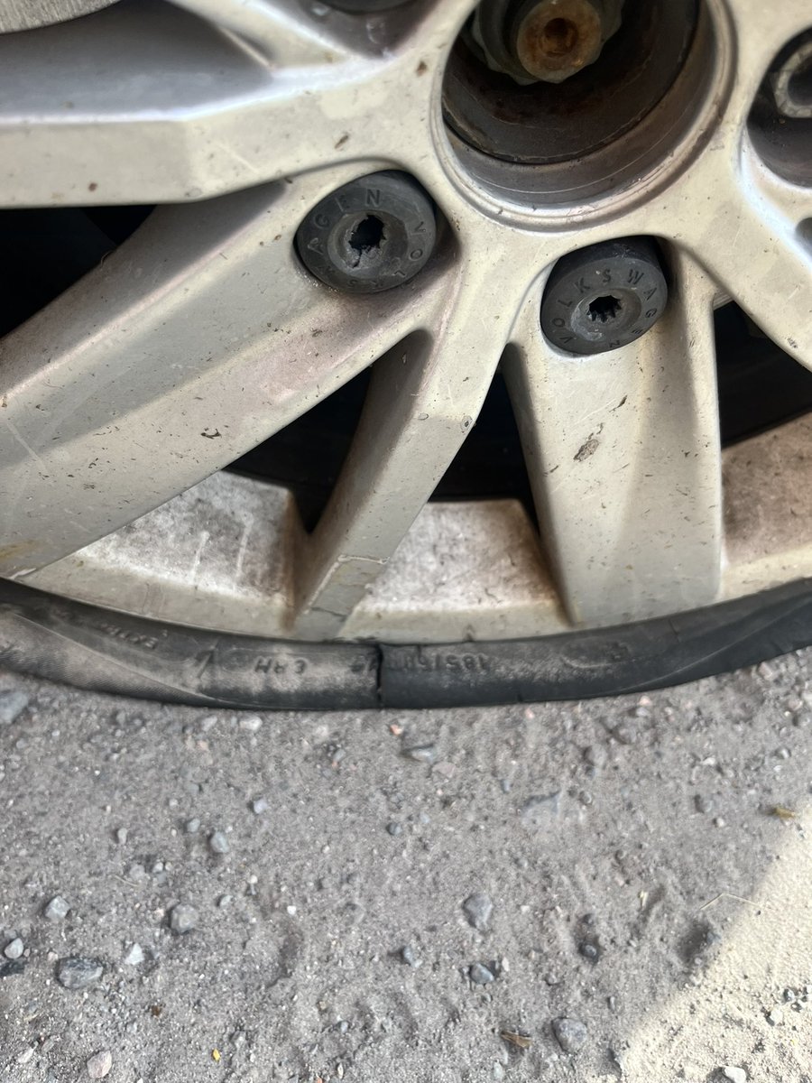 lechatenoir's tweet photo. Sabían que? supuestamente si tu coche sufre un altercado por la mala condición de las calles , el gobierno se debe hacer cargo? Bueno, seguí todos los pasos, y como era de suponerse, nunca llegó nadie, esperé horas y nada. Será que es cierto que me dieron el avión y nunca pagan? https://t.co/ztAL0zGHZh