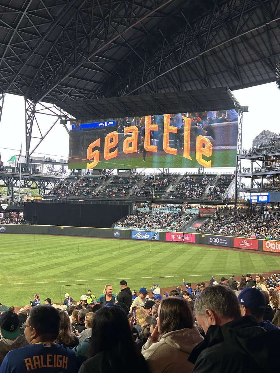 Best rainy day activity! Love seeing the <a href="/Mariners/">Seattle Mariners</a>, esp <a href="/MarinerMoose/">Mariner Moose</a>, my favourite! #datenight #Mariners #TridentsUp #Seattle