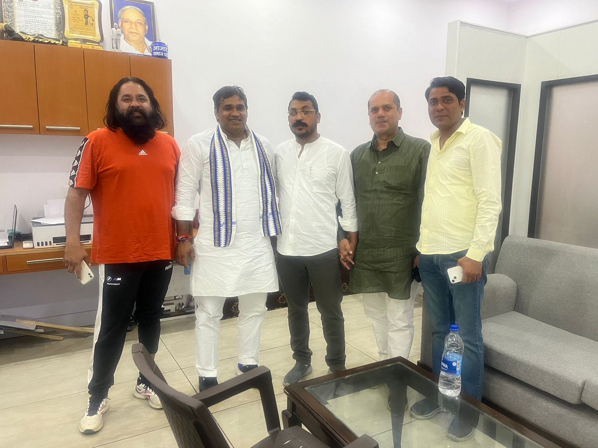 Ravinder_ASPK's tweet photo. मृत्यु को देखकर जो आगे की तरफ चल देते है,     ऐसे योद्धा गृह नछत्रो की चाल भी बदल देते है https://t.co/xeD9SlZtXV