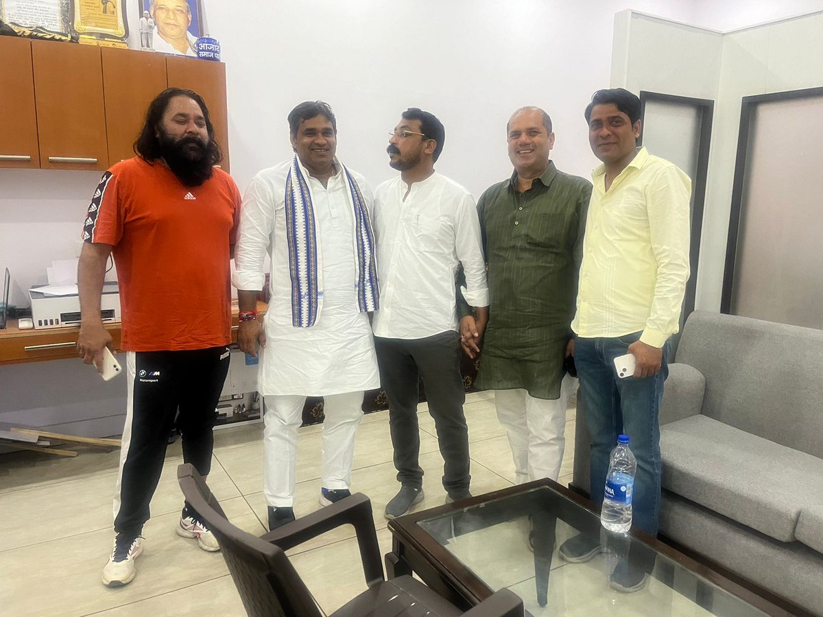 Ravinder_ASPK's tweet photo. मृत्यु को देखकर जो आगे की तरफ चल देते है,     ऐसे योद्धा गृह नछत्रो की चाल भी बदल देते है https://t.co/xeD9SlZtXV