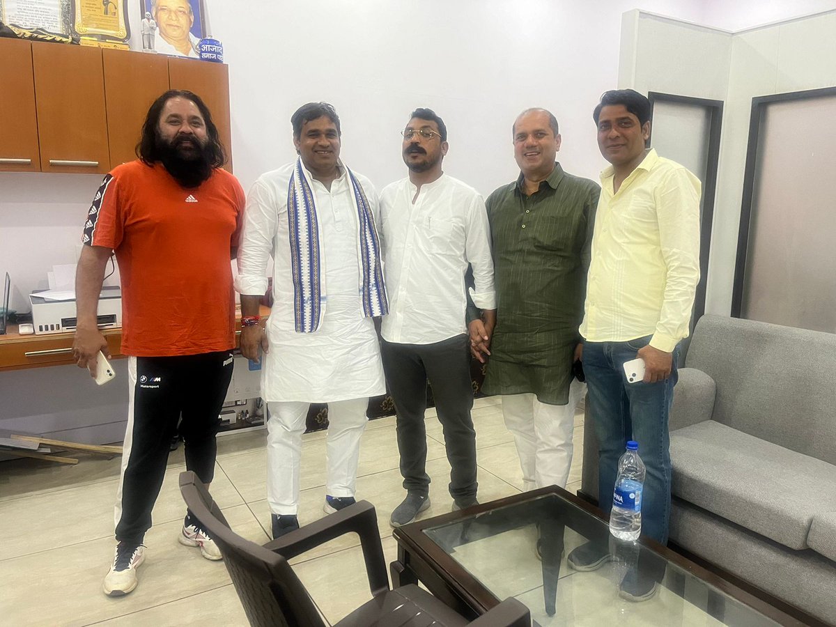 Ravinder_ASPK's tweet photo. मृत्यु को देखकर जो आगे की तरफ चल देते है,     ऐसे योद्धा गृह नछत्रो की चाल भी बदल देते है https://t.co/xeD9SlZtXV