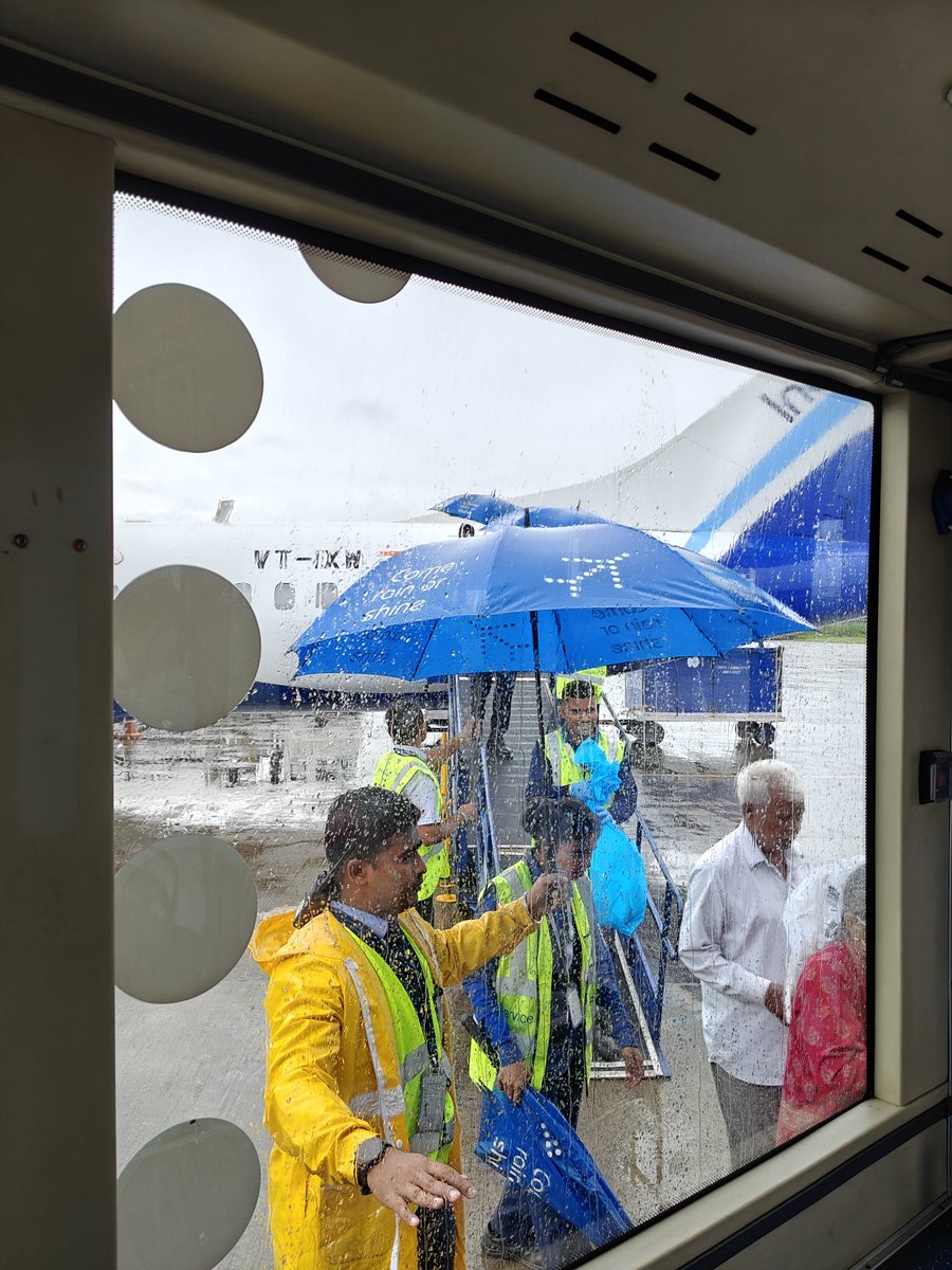 shobraj97's tweet photo. Good customer service by @IndiGo6E at belagavi airport, it is raining so Indigo ensured their staff stand with umbrella and passengers don't get wet. Well done indigo. 👍 https://t.co/NolW307rui