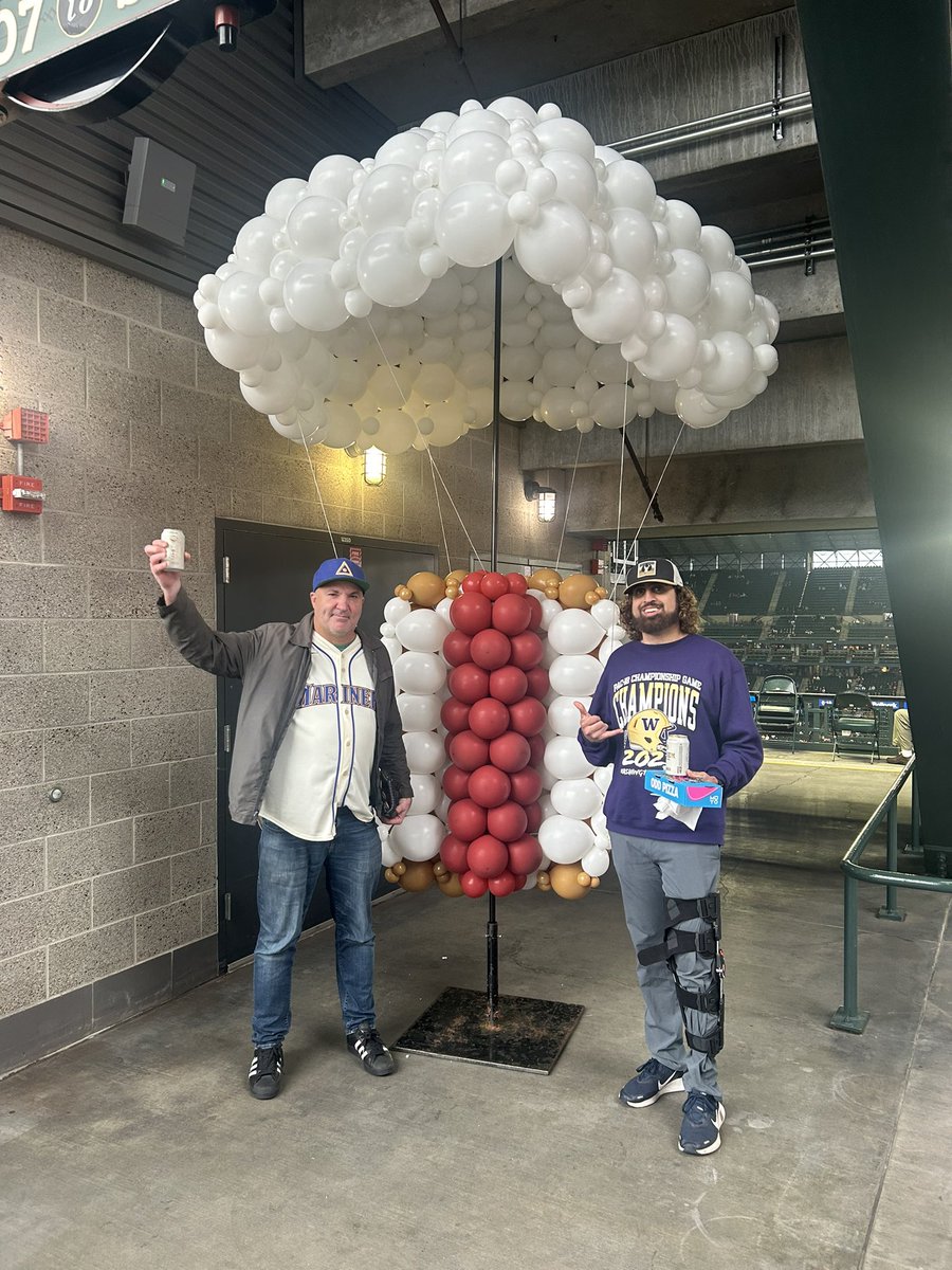 Msbeervendor's tweet photo. Nice #HotDogsFromHeaven promo from @OnAirJustin today!  Here’s me at the hot dog shot! https://t.co/cQ2R8E2RjL