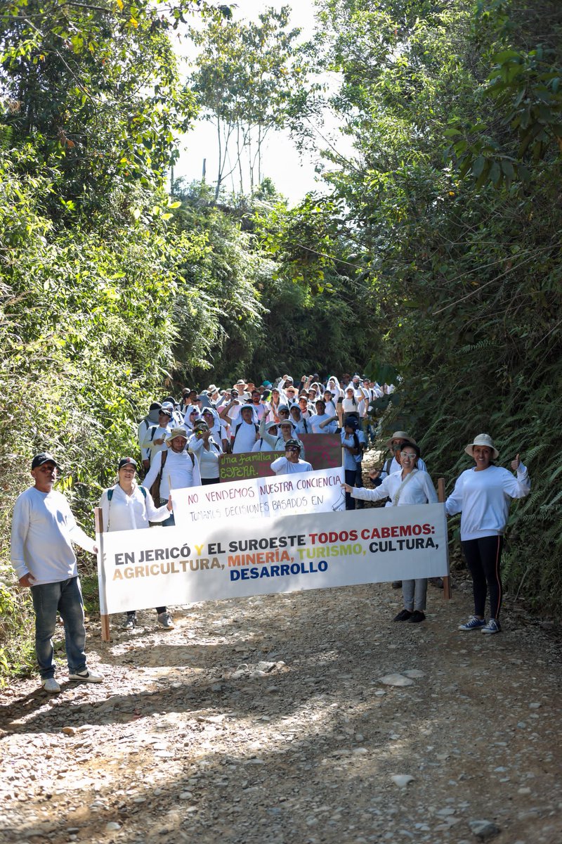 HildaTamayoBerm's tweet photo. Señora @susanamuhamad aquí estamos los que pensamos diferente te aseguro que somos más los  que creemos en @AGAColombia la minería bien hecha si se puede somos más los que queremos el desarrollo, claramente se ve que no nos quieres escuchar q triste https://t.co/RFSkc5k026