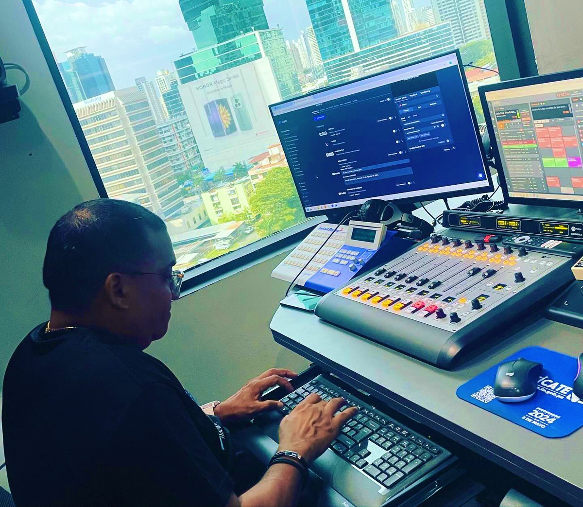 Hoy terminamos la primera semana de este nuevo proyecto a través de <a href="/ARCA_Media/">Arca Media en Directo</a> 
Ha sido un reencuentro muy especial <a href="/Marayariela/">Mara Yariela Rivera</a> <a href="/aleoteau/">Aracelis Leoteau</a> <a href="/juancarloscajar/">juancarloscajarv</a> . Gracias Enrique de Panamá Culinaria por ser uno de los invitados en este nuevo espacio.