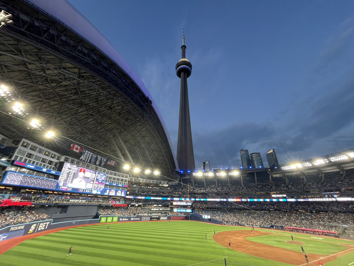 bairdy77's tweet image. A great night with back-to-back homers to walk it off. #buzzing #bluejays