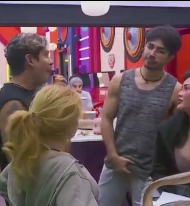 LolitaPlatan0's tweet photo. La producción de #LaCasaDeLosFamosososMx tiene castigada a Paola Durante por alzar la voz de la violacion con la cuchara que sufrió por parte de #SianChiong negándole la participación en las galas y cortándole la forma de tener ingresos.
Y hoy nuevamente este asqueroso de Sian acosa sexualmente a Briggitte a la vista de TODO EL MUNDO. 
Hasta cuando @ronogueron @Televisa @CONAPRED @SeMujeresCDMX 

https://t.co/SlmrotyaRS