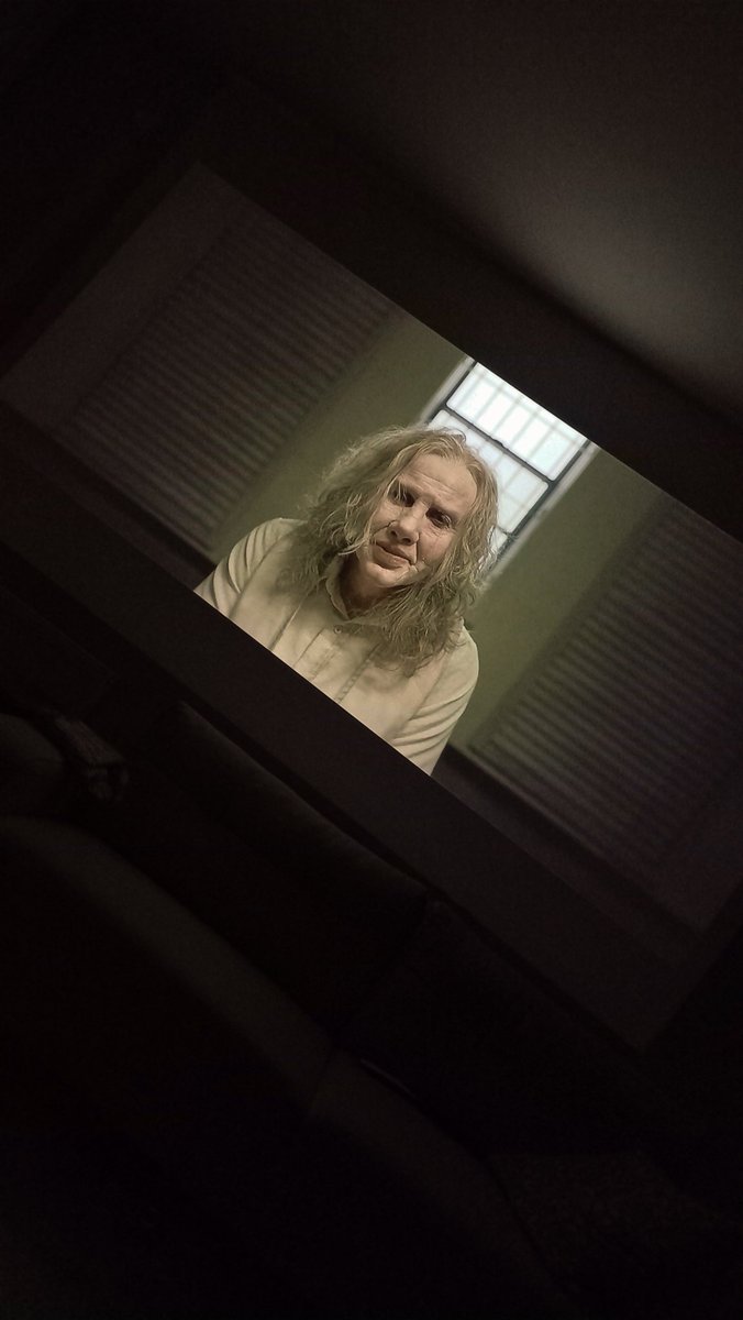 Oz Perkins, 9 yılı aşkın bir inzivanın ardından tabuttaki çivileri tek tek sökerek mezarından dirilmiş. Yılın adından en çok söz ettiren psikolojik gerilim filmi #Longlegs, kimilerini yeterince tatmin etmeyecektir fakat türe alışık ve müdavimi olanlar için çöldeki vaha.