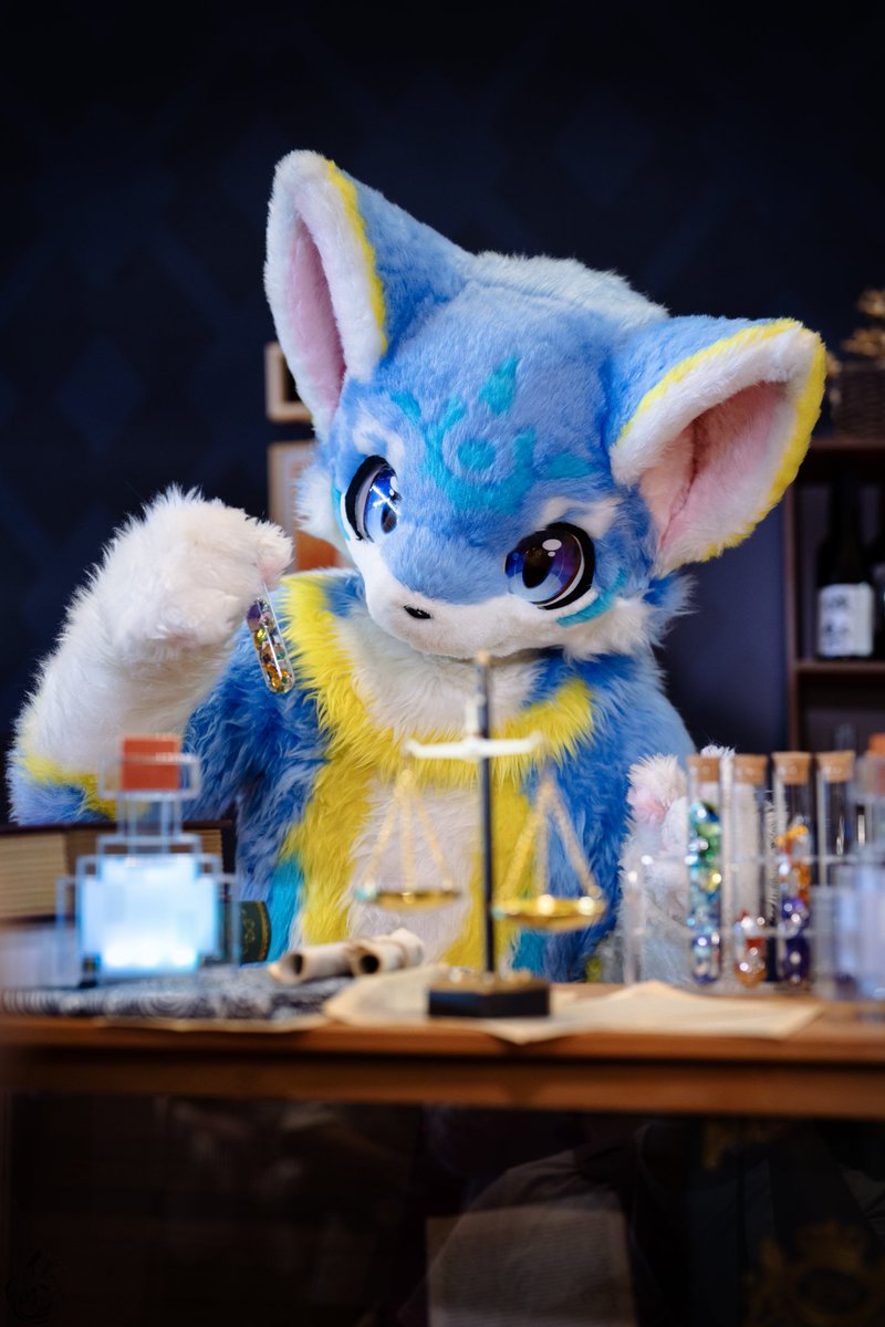 #FursuitFriday
来个毛五～