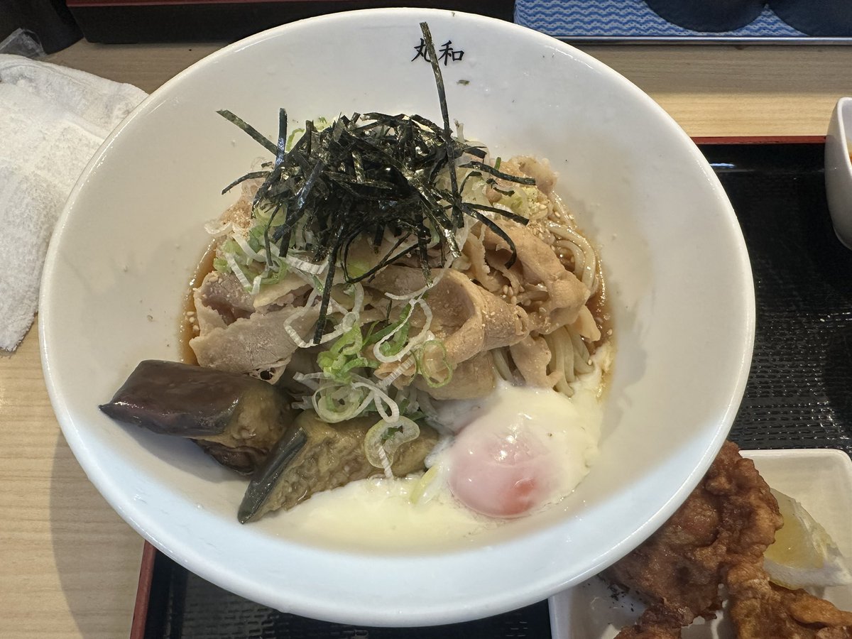 shin37step's tweet photo. 今日はつけ麺丸和　各務原分店さんで　
限定　ラー油肉ぶっかけ　唐揚げ3個　小ライスを頂きました。

暑い日は辛いのがいい😍
肉もたっぷり
唐揚げも旨い

＃ラーメン
＃限定
＃ラー油
＃ぶっかけ
＃唐揚げ
＃岐阜 https://t.co/o3CZDTAVTq