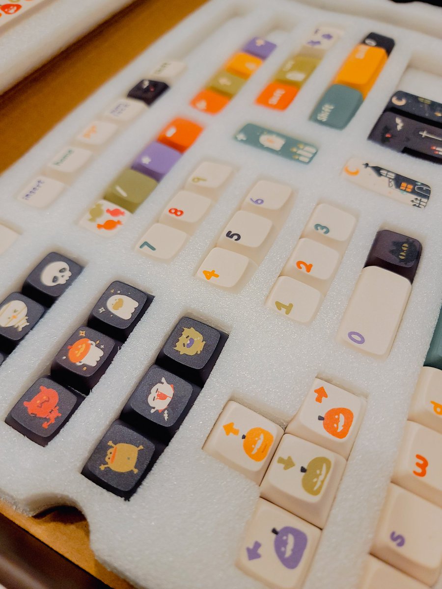 ohmonah's tweet photo. omg first samples came in for 👻🎃 keycaps. 

I LOVE THESE 🥺😭😭. 
going to do some small adjustments before final. 

Wondering if should do 👉👈👉👈
1. release preorder so people can get in time for halloween season
2. preorder opens during halloween season https://t.co/QjwQx4ynKw