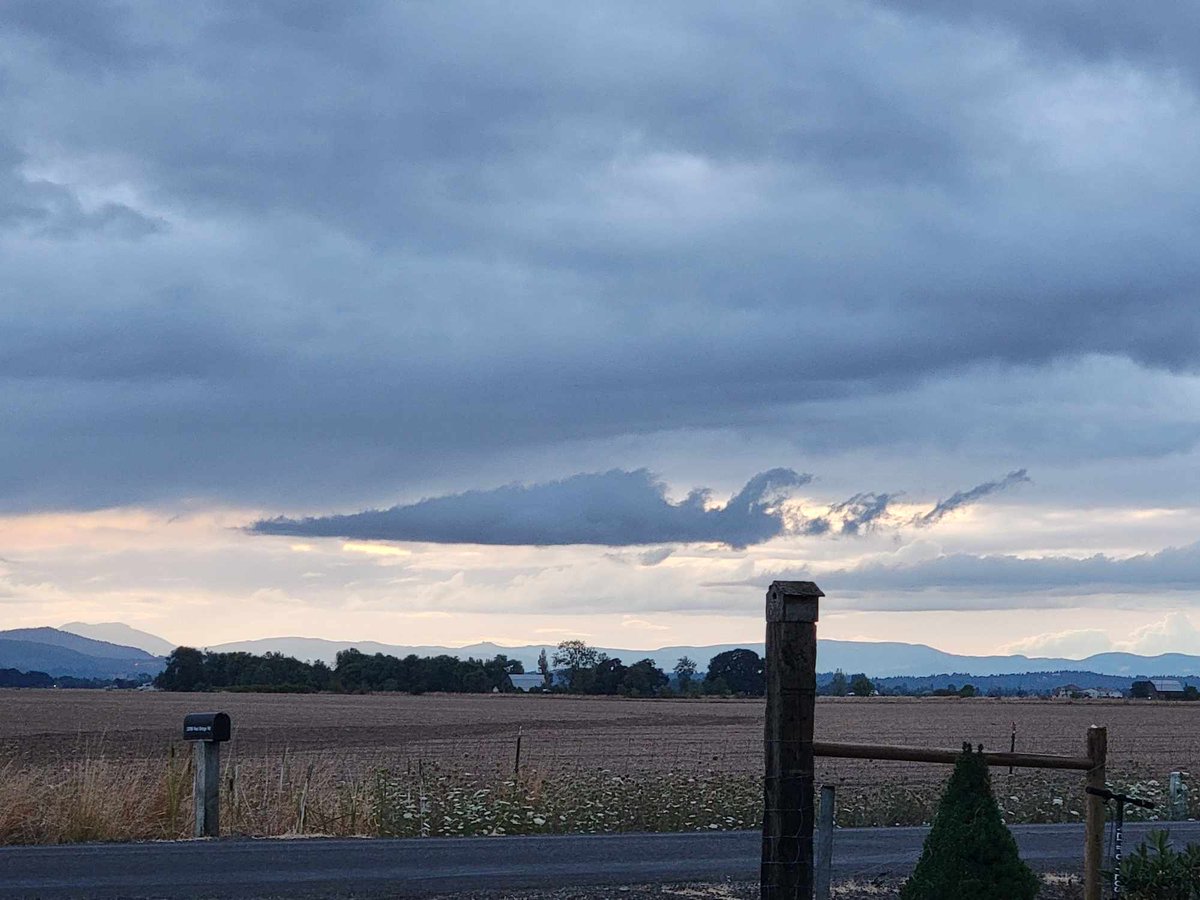 Top Fuelumulus clouds in Oregon tonight <a href="/WFORadio/">WFO Radio</a>