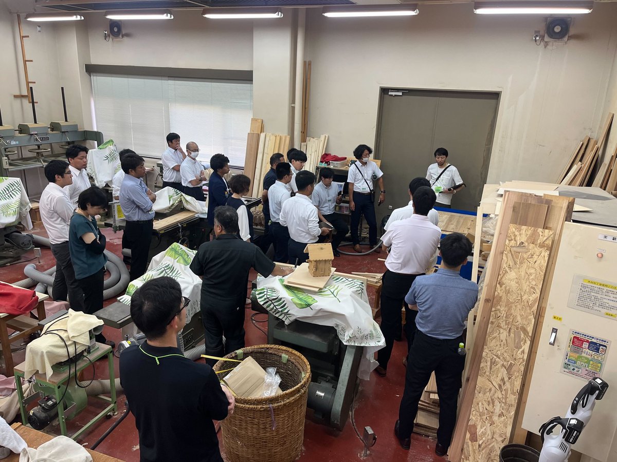 hh_kb's tweet photo. 信州大学教育学部にて各地から中学校の技術の先生が集まる研修にて時間をいただいてお話と機械の使い方についてレクチャー致しました。内容的にはデジタルファブリケーションの活用方法とXR系の技術を組み合わせたときの可能性の広がりのお話しとCNCの使い方をについてです。 https://t.co/dBE4ZwPhkj