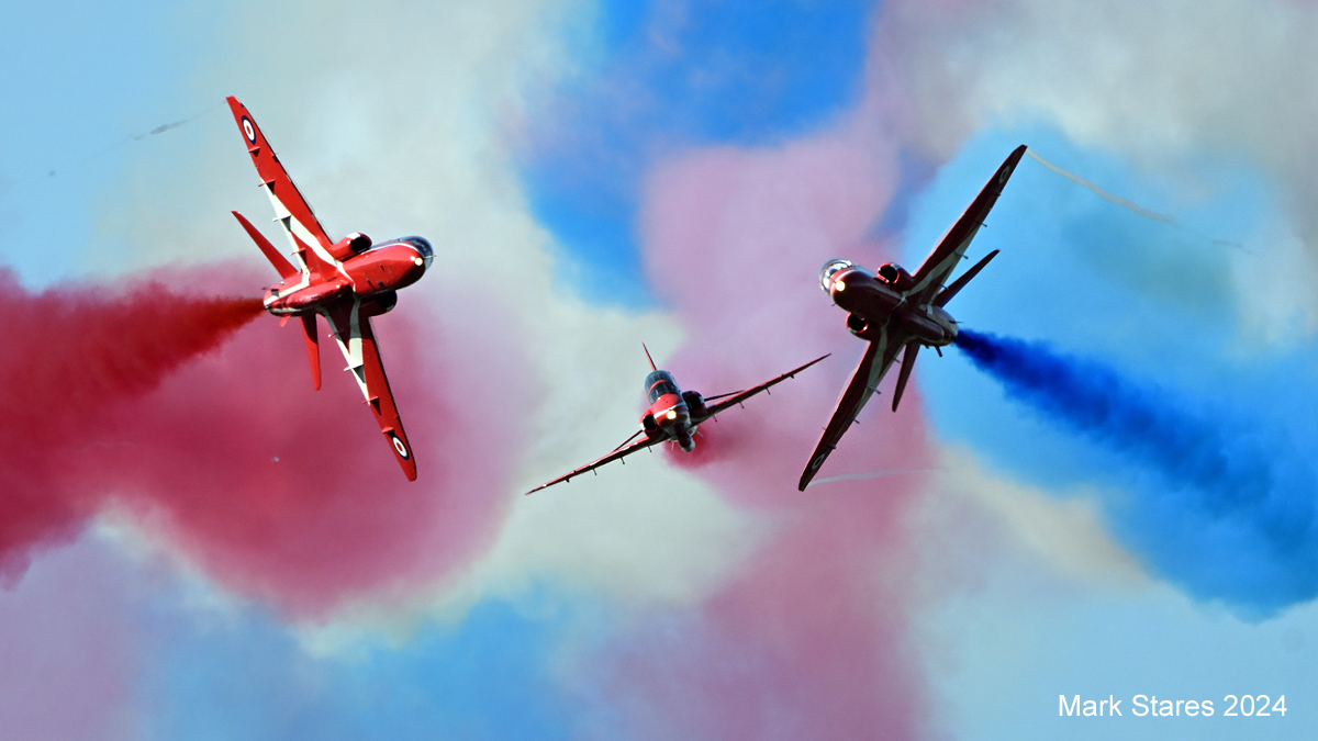 Fantastic practice day at Air Show Atlantic... just time for a few rough edits before faceplanting on the bed. Kudos to the ASA crew for all the hard work putting this together. #RedArrowsMapleHawk #RCAF100 #AirShowATL  #14winggreenwood #airshowatlantic #royalairforce #redarrows